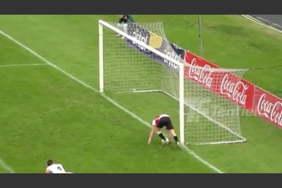 El delantero&nbsp;Tomás Conechny se tropezó en el momento que iba a disparar a gol. (Captura Video)