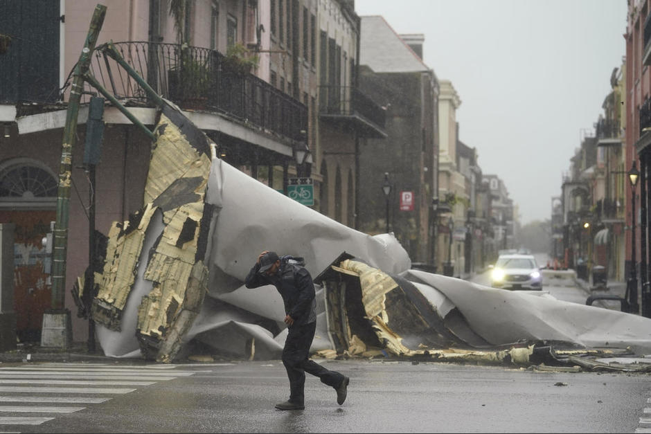 Parte de un techo en el barrio Francés en Luisiana cayó debido a los fuertes vientos provocados por el huracán "Ida". (Foto: CBS News)