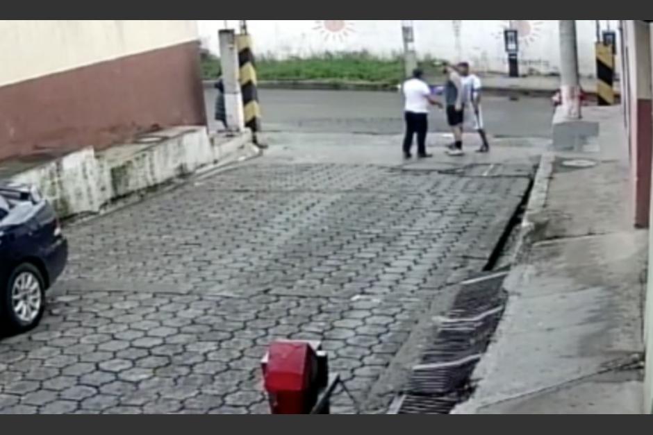 Dos jóvenes golpearon e insultaron a un adulto mayor en medio de una calle en el municipio de Villa Nueva. (Foto: Captura de video)