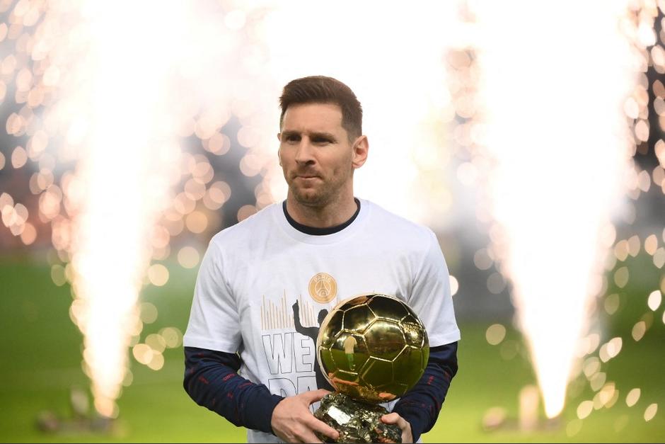 El argentino fue recibido entre aplausos en el Parque de los Príncipes donde exhibió su trofeo. (Foto: AFP)