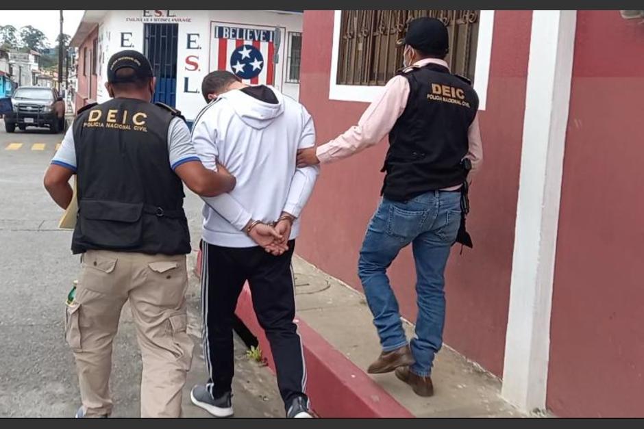 Un hombre y una mujer fueron detenidos, acusados de estafar por mil quetzales a sus víctimas para ser beneficiados con un proyecto. (Foto: PNC)