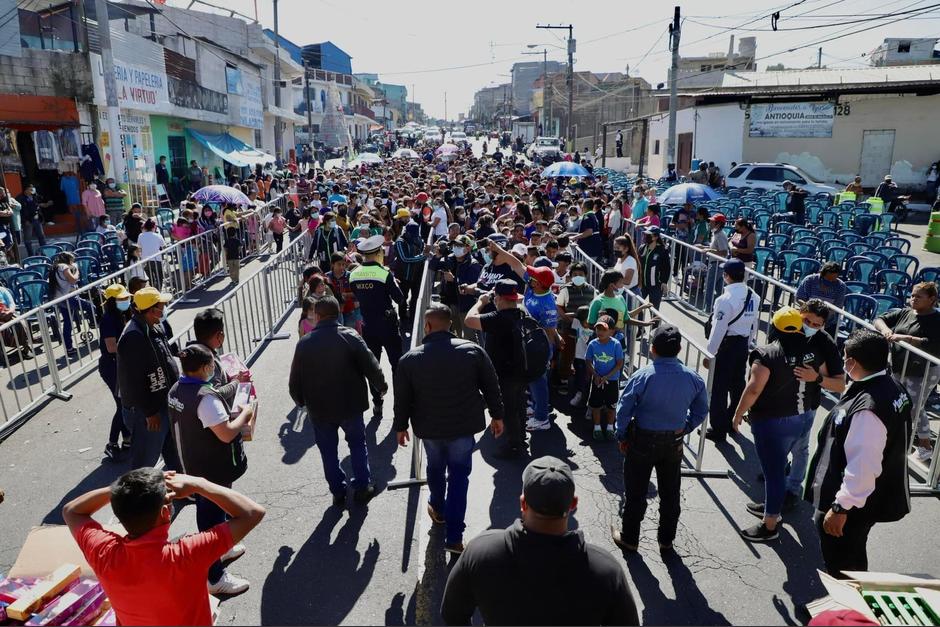 La entrega de juguetes del alcalde Neto Bran provocó aglomeraciones en El Milagro en Mixco. (Foto: Facebook)
