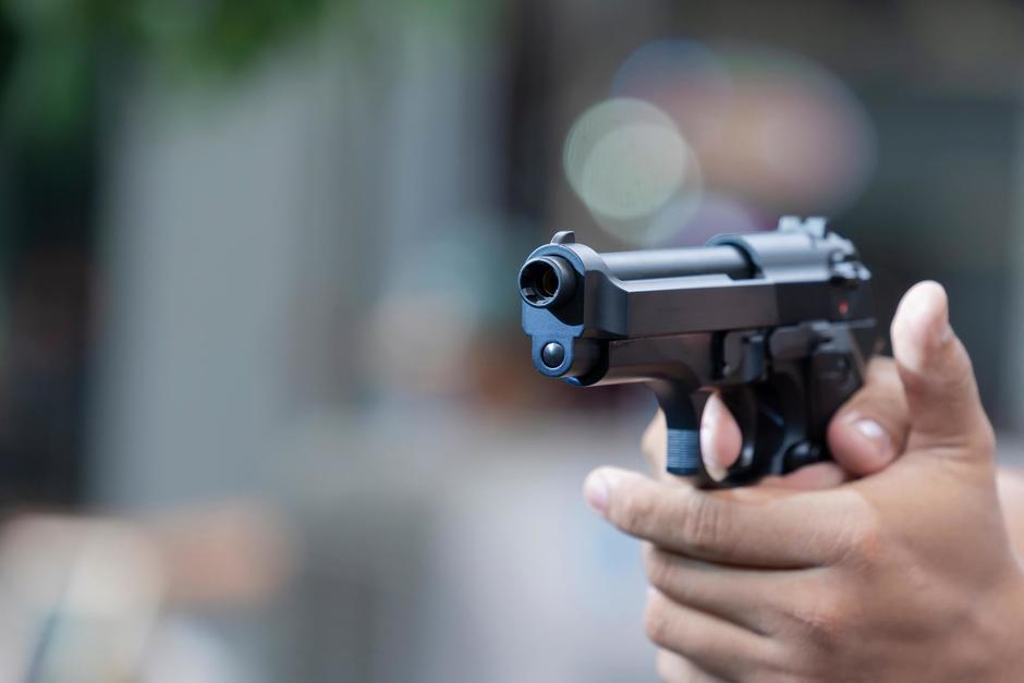 Un hombre, con 45 antecedentes, disparó contra una niña que quemaba cohetes afuera de su residencia. (Foto ilustrativa: Shutterstock)