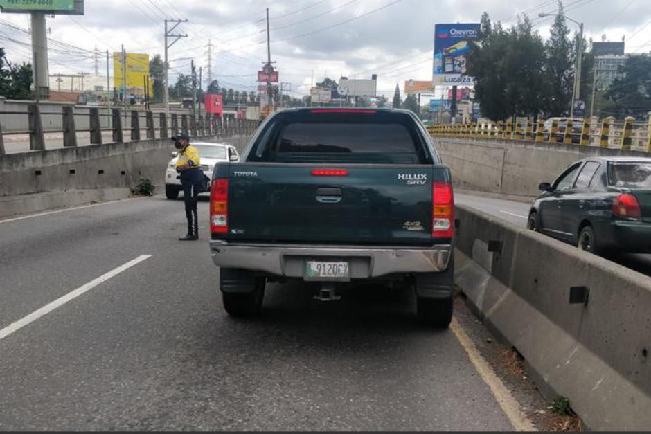 Agentes de la PMT y PNC arrestaron al piloto de un vehículo que transitó contra la vía en un sector de carretera a El Salvador. (Foto: PNC)&nbsp;