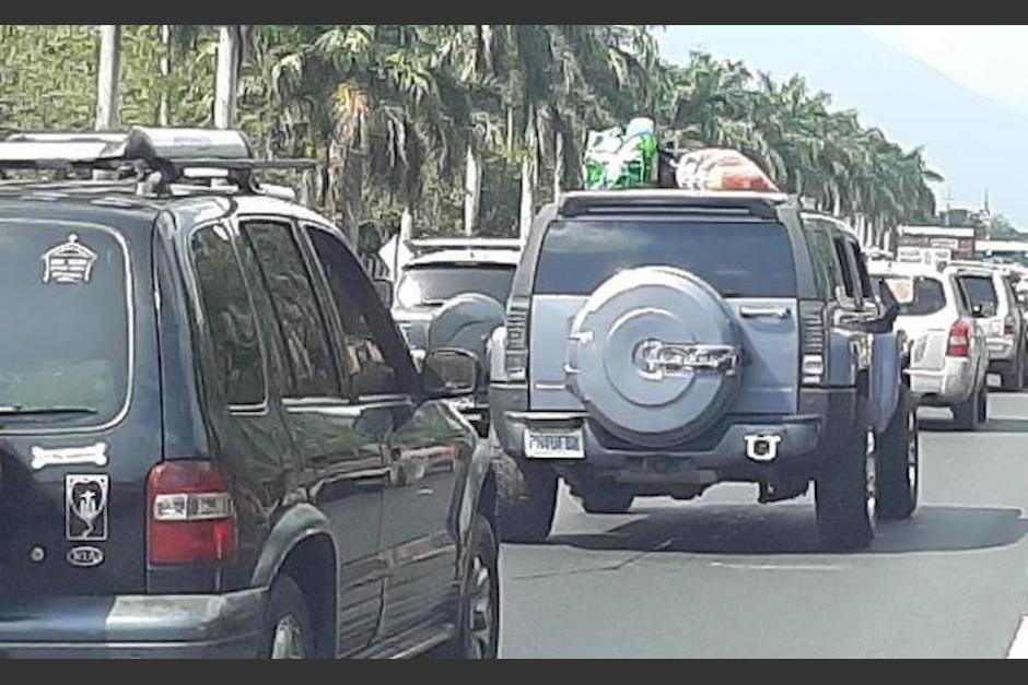 Una enorme cola de vehículos marca el regreso desde las playas del Sur de Guatemala, hacia la capital. (Foto: Cortesía Edín Hernández)