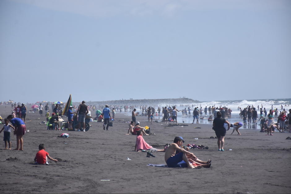 Cientos de personas han acudido a las playas del país para recibir el Año Nuevo. (Foto: Nuestro Diario)