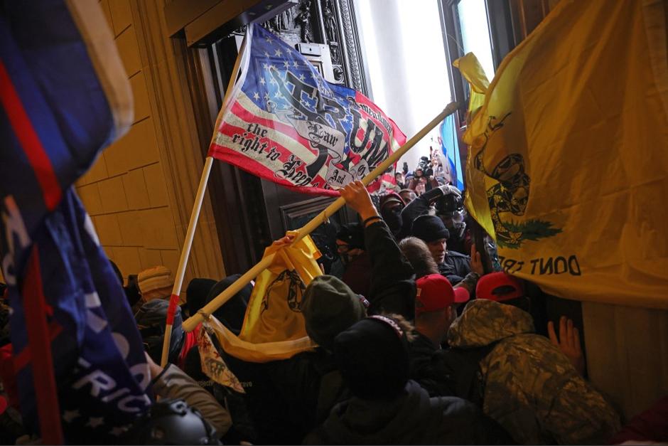 Cientos de simpatizantes de Donald Trump ingresaron a la fuerza al Capitolio y generaron disturbios. (Foto: AFP)&nbsp;