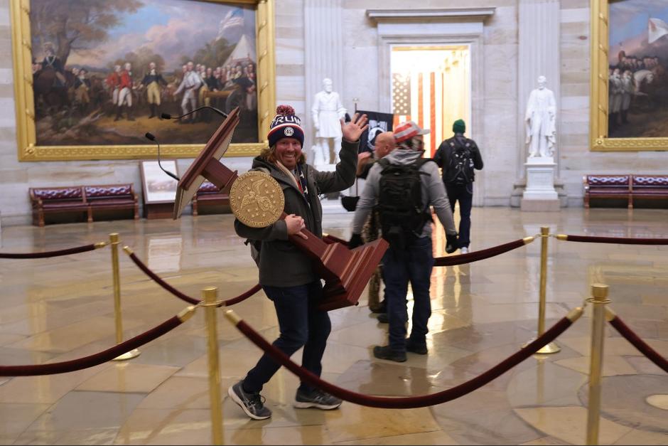 Varios manifestantes en favor de Donald Trump aprovecharon para saquear y vandalizar el Capitolio. (Foto: APF)