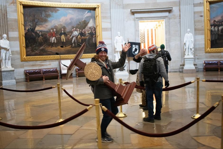 Adam Jonhson fue arrestado durante la noche de este viernes 8 de enero por cometer delitos federales en el interior del Capitolio. (Foto: AFP)