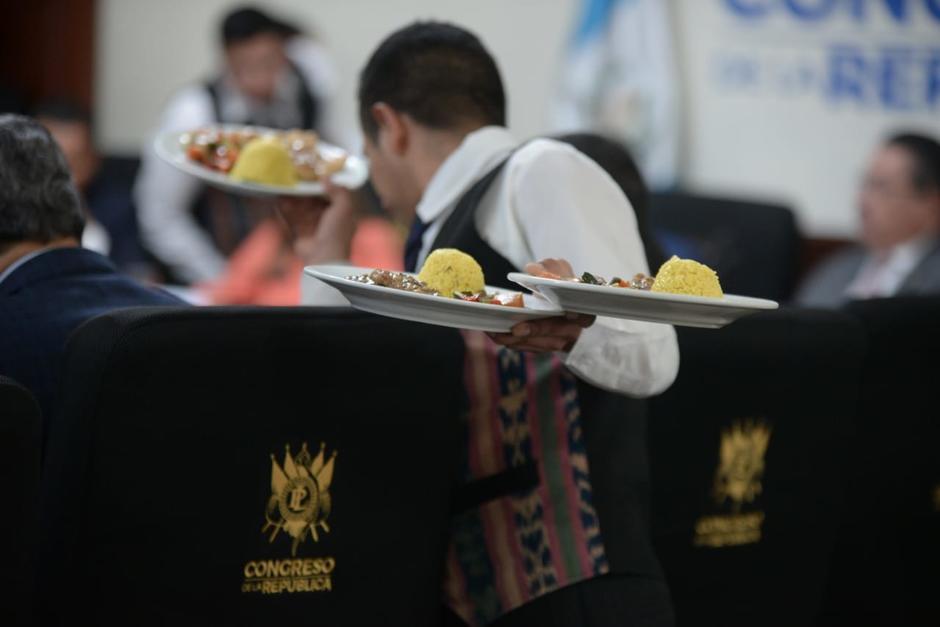 Diputados y empleados del Congreso reciben alimentos en las diferentes reuniones. (Foto: Wilder López/Soy502)
