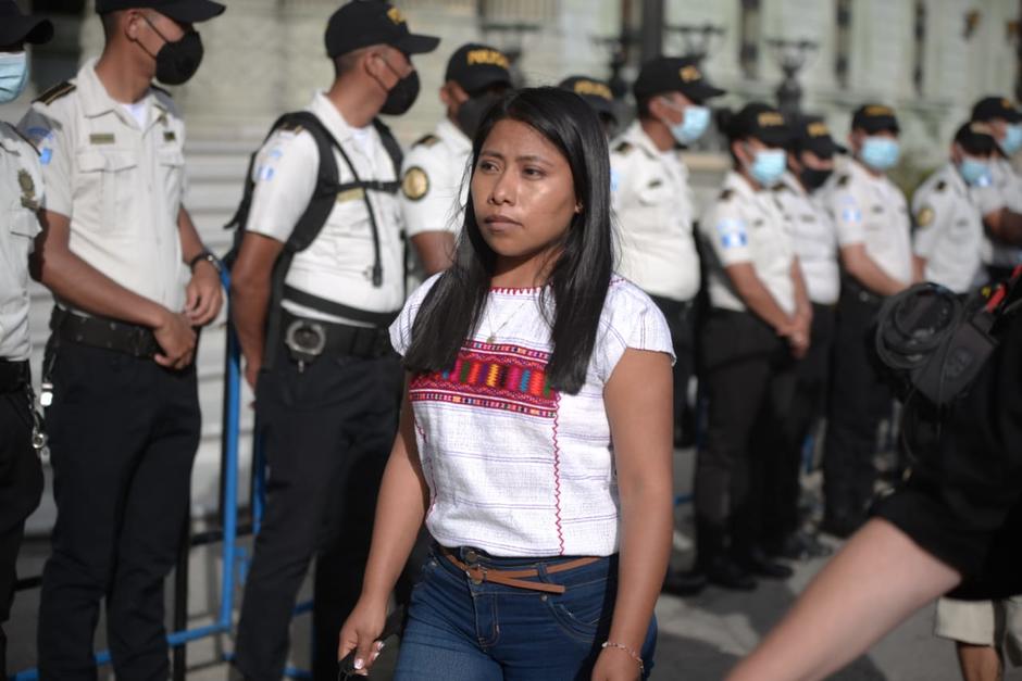 La actriz mexicana estuvo varios minutos frente al Palacio Nacional de la Cultura, el cual lucía rodeado por agentes de la PNC. (Foto: Wilder López/Soy502)