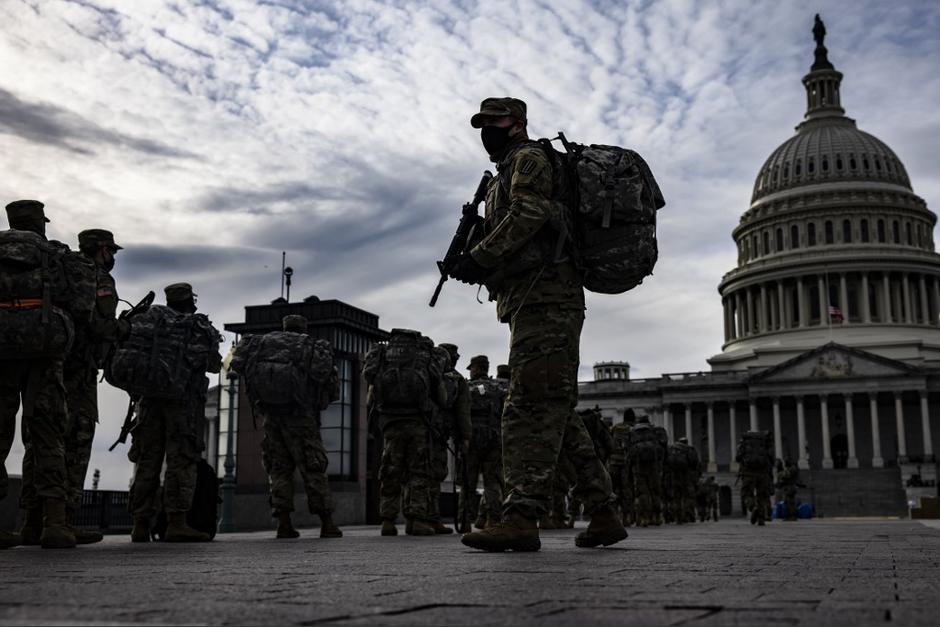 Soldados de la Guardia Nacional de Virginia llegan al frente del Capitolio. Después de los disturbios, el FBI advirtió de amenazas adicionales en todo el país. (Foto: AFP)&nbsp;