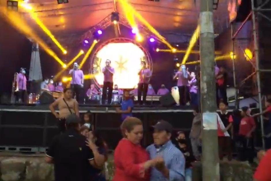 Un concierto y baile se realizó la noche del 15 de enero en Pueblo Nuevo, Suchitepéquez, pese a la pandemia. (Foto: Captura de pantalla)&nbsp;