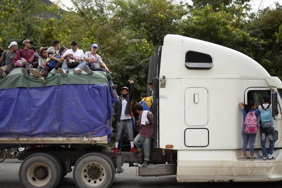 Un trailer en el que viajan peligrosamente decenas de migrantes hondureños fue captado en Camotán, Chiquimula. (Foto: AFP)