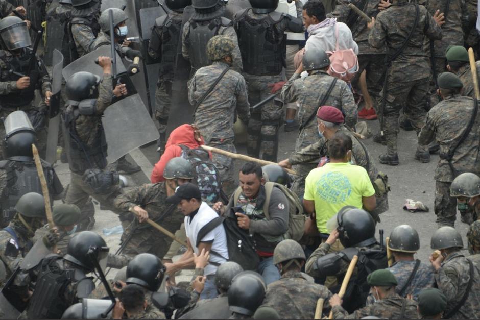 Miembros del Ejército de Guatemala impidieron el paso a los migrantes. (Foto: AFP)&nbsp;