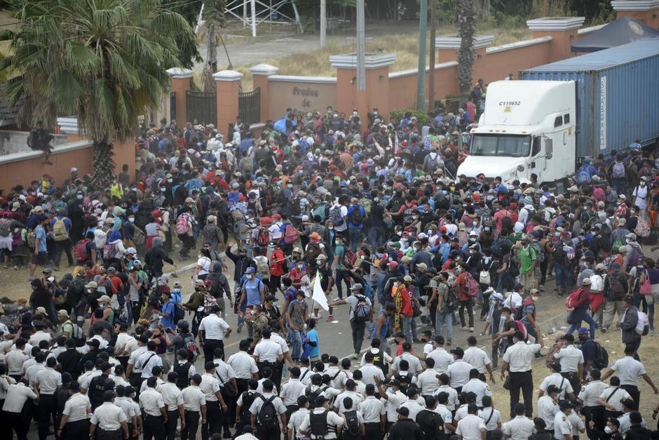 Las fuerzas de seguridad de Guatemala se han enfrentado con miembros de la Caravana del Migrante que proviene de Honduras en Vado Hondo, Chiquimula. (Foto: AFP)