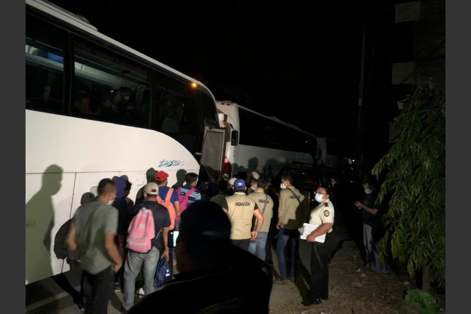Cerca de mil hondureños ya han regresado a su país tras toparse con una barrera policial en Chiquimula. (Foto: Instituto Guatemalteco de Migración)