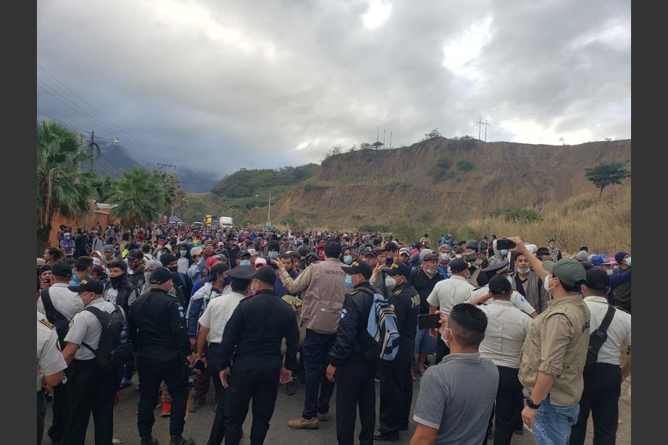 Las fuerzas de seguridad mantienen una barrera en Vado Hondo, Zacapa. (Foto: Instituto Guatemalteco de Migración)