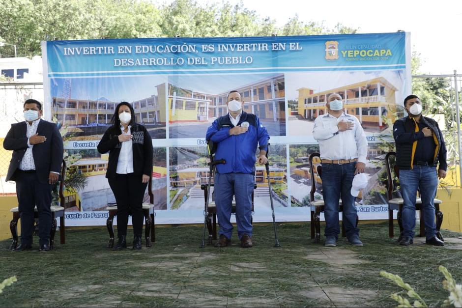 El presidente Alejandro Giammattei y la ministra de Educación, Claudia Ruiz, inauguraron el Ciclo Escolar 2021. (Foto: Presidencia)