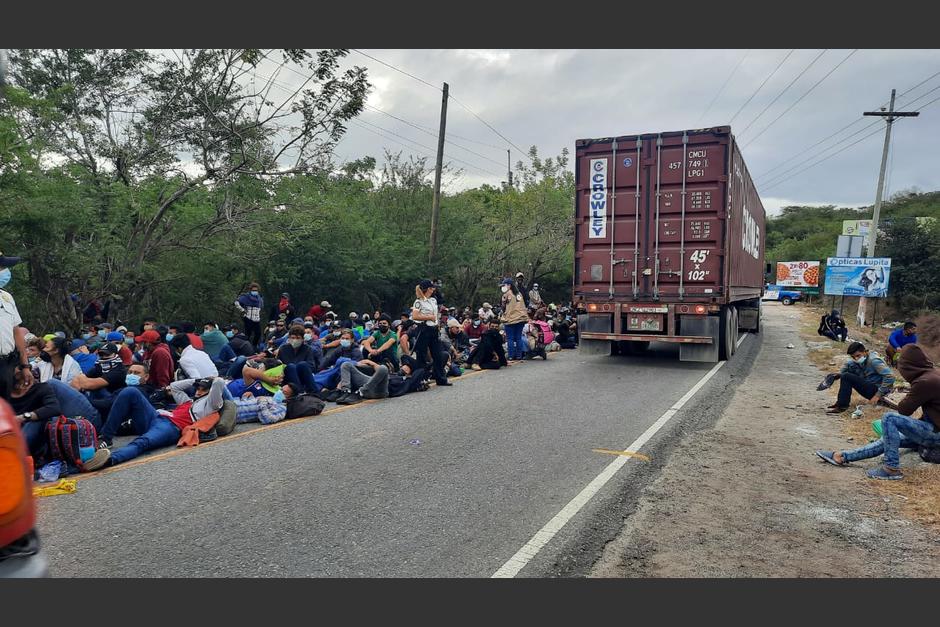 La caravana de migrantes no ha avanzado debido a la barrera policial en Chiquimula. (Foto: PNC)