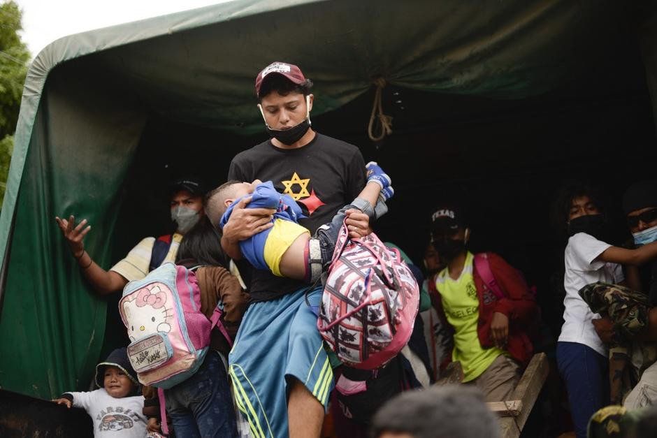 Decenas de padres viajaban con sus hijos en las caravanas de migrantes, muchos de ellos fueron deportados. (Foto: AFP)