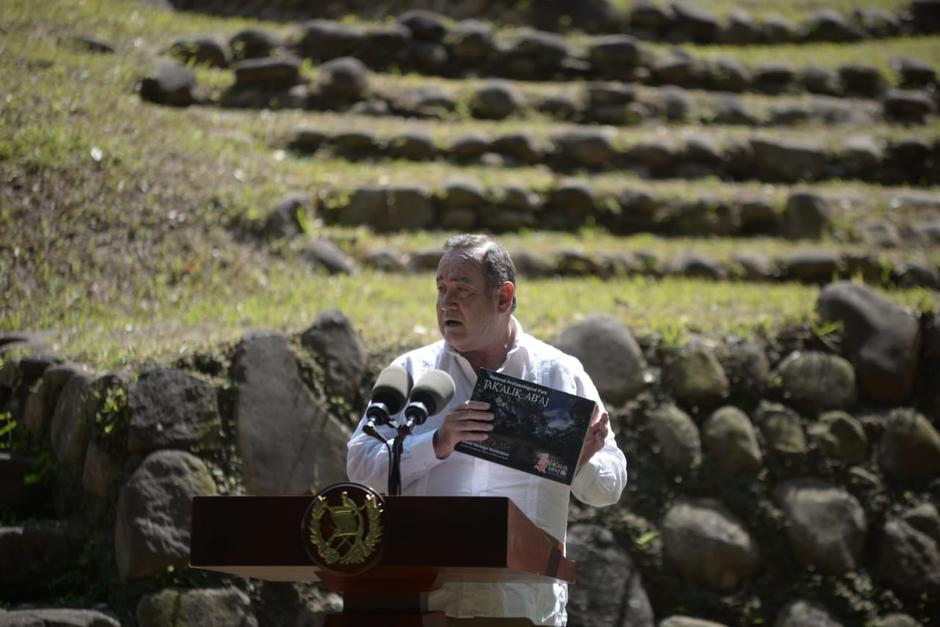 El presidente Alejandro Giammattei entregó el expediente a representantes de la Unesco para que este sitio sea declarado Patrimonio de la Humanidad. (Foto: Wilder López/Soy502)