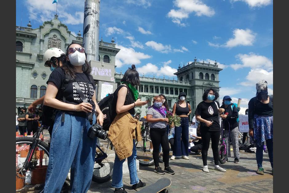 Este domingo se desarrolló una protesta pacífica por mujeres que exigen un alto a la violencia. (Foto: Jessica Gramajo/Soy502)&nbsp;