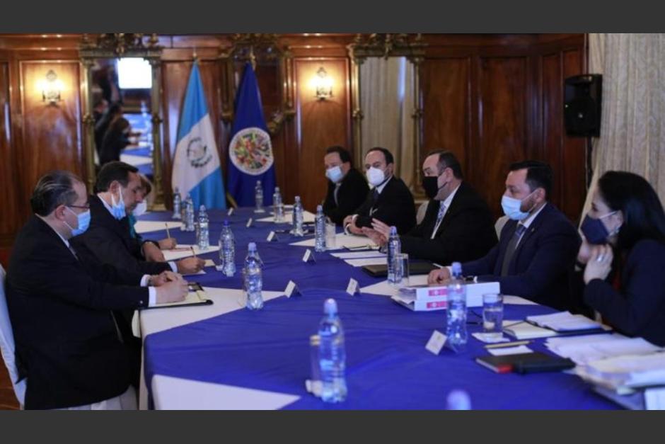 El 27 de noviembre el vicepresidente Guillermo Castillo publicó una fotografía de la reunión del mandatario Alejandro Giammattei con investigadores de la OEA. (Foto: Vicepresidencia)