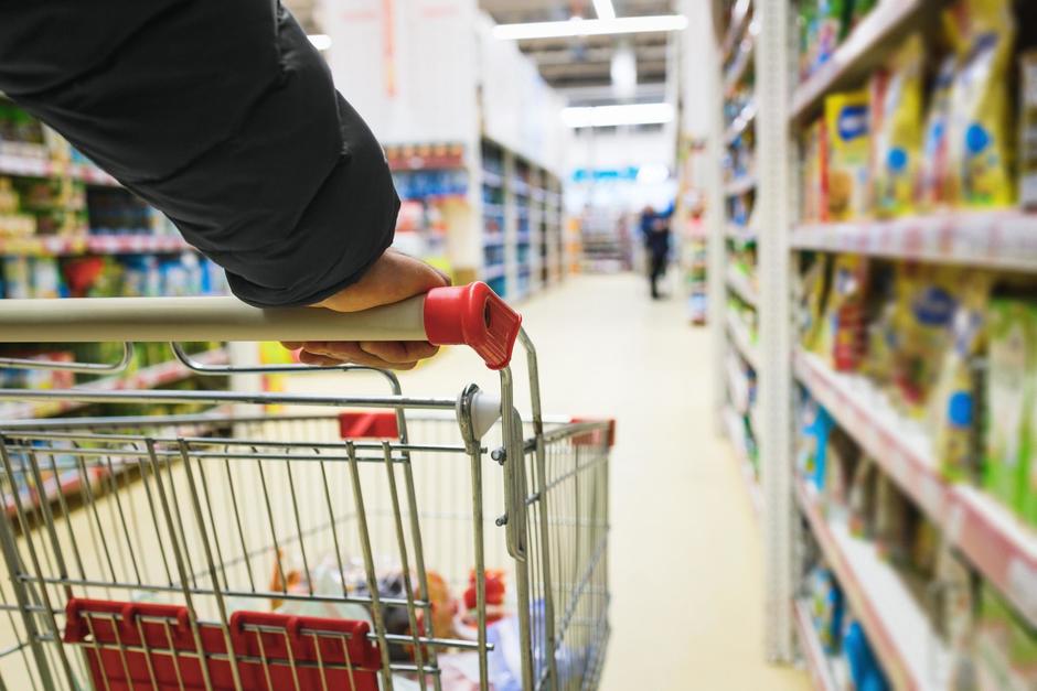 El Ministerio de Salud restringió el horario de supermercados y centros comerciales para evitar la propagación de la segunda ola de Covid-19 en el país. (Foto: Shutterstock)