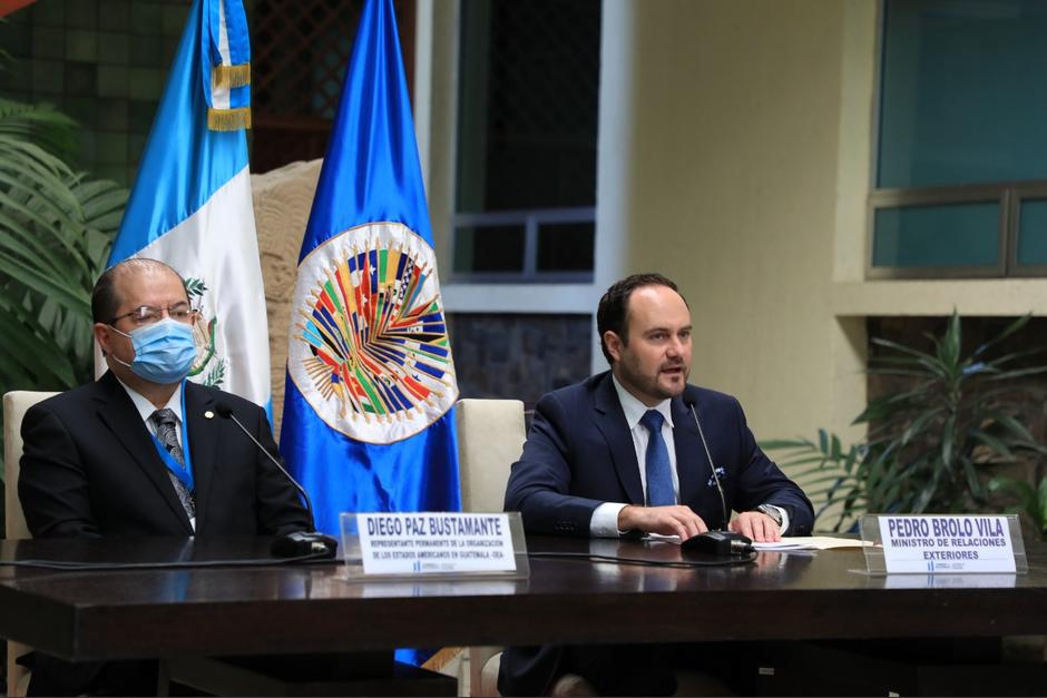 Diego Paz, representante de la OEA en Guatemala, y el canciller Pedro Brolo ofrecieron una conferencia de prensa. (Foto: Minex)