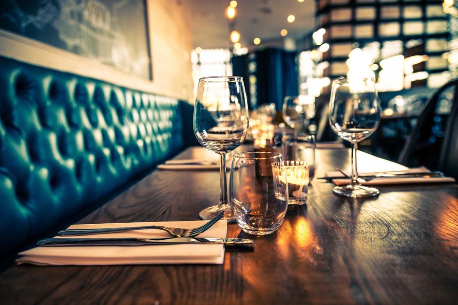 El Ministerio de Salud revirtió la restricción de horario a restaurantes y estos podrán funcionar en sus horarios habituales. (Foto: Shutterstock)