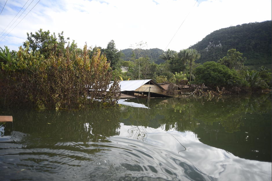 Cientos de viviendas en todos el país literalmente quedaron bajo el agua tras el paso de las tormentas tropicales Eta e Iota el año pasado, algunas siguen igual. (Foto: Wilder López/Soy502)