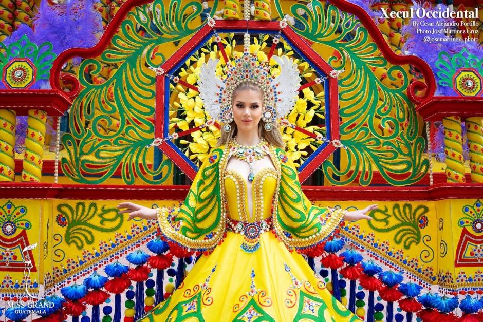 La guatemalteca viste el traje de fantasía diseñado por César Alejandro Portillo para el certamen de belleza Miss Grand International. (Foto: Facebook)
