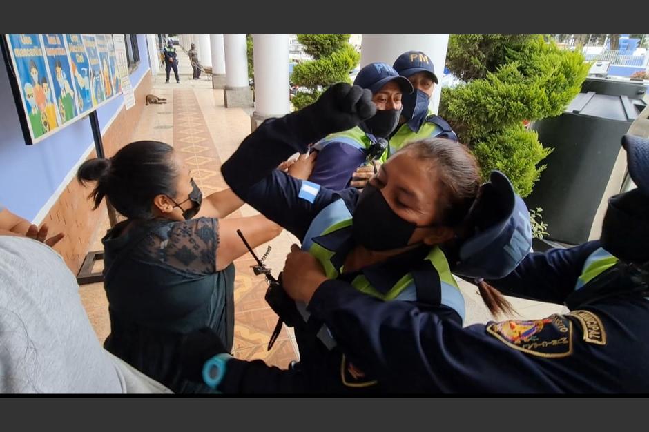 Agentes de la Policía Municipal de Parramos, Chimaltenango, agrede a vecinos y a un periodista. (Foto: Tele Noticias Chimaltenango)