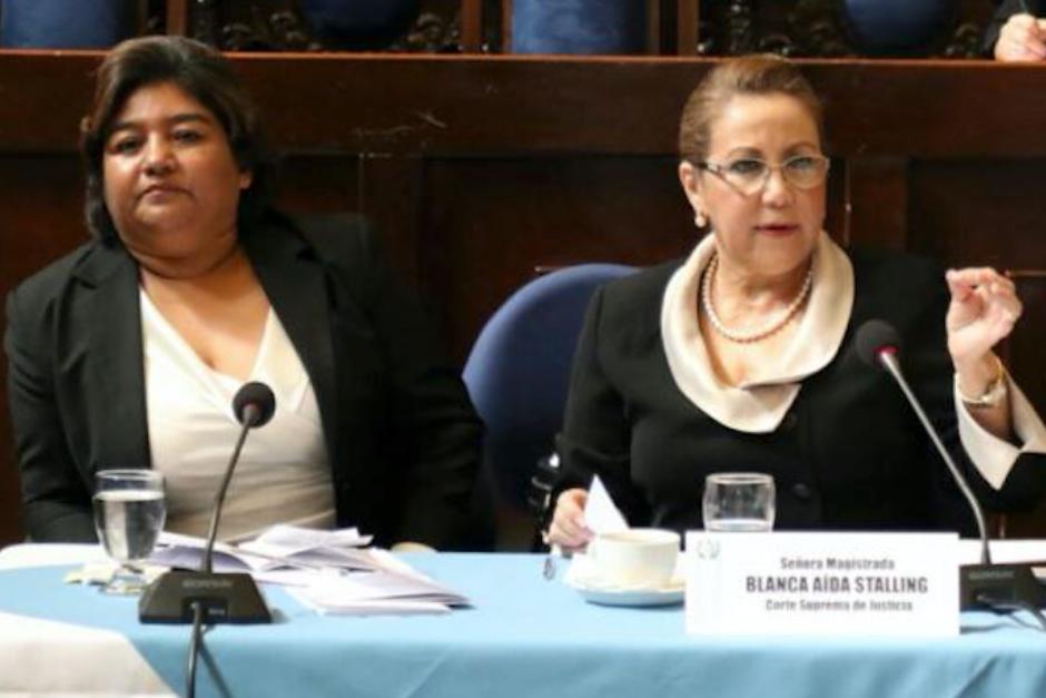 Blanca Stalling junto a su abogada defensora Delmy Rocío Castañeda González. (Foto: archivo/Soy502)&nbsp;