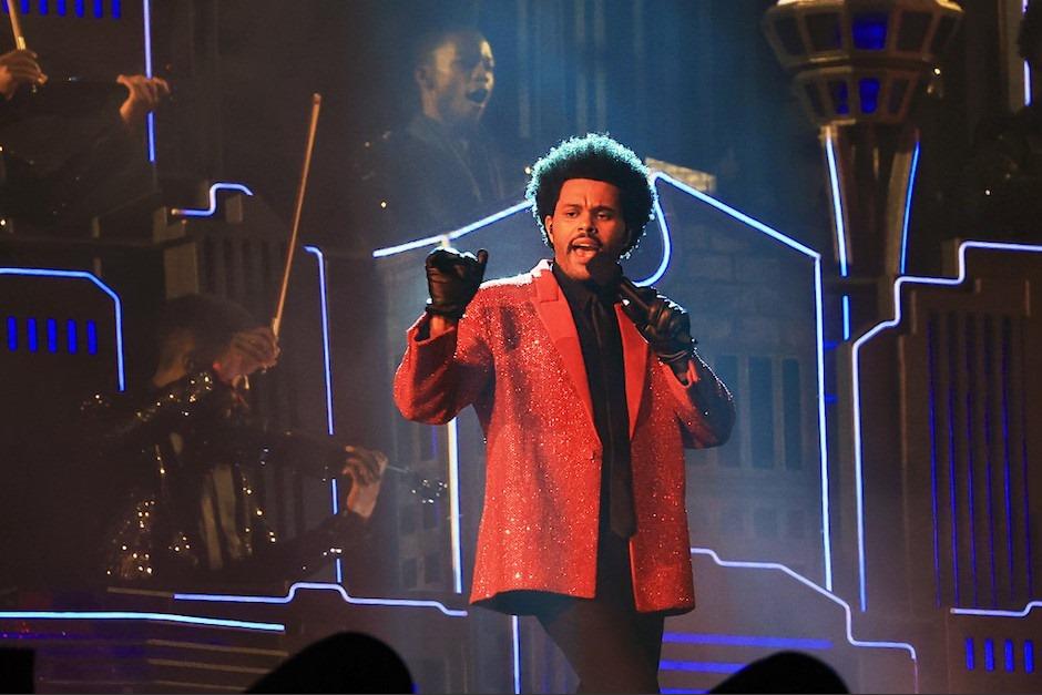The Weeknd se robó todas las miradas con su espectacular presentación. (Foto: AFP))