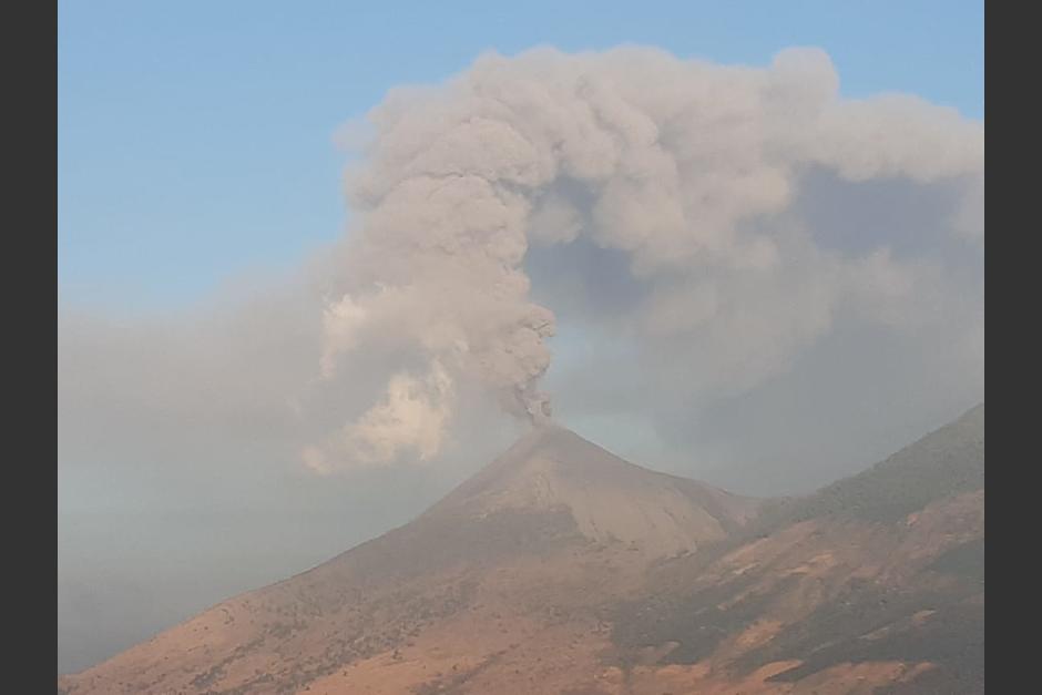 La&nbsp; columna de ceniza del volcán de Pacaya ha puesto en alerta a varias instituciones. (Foto: DGAC)