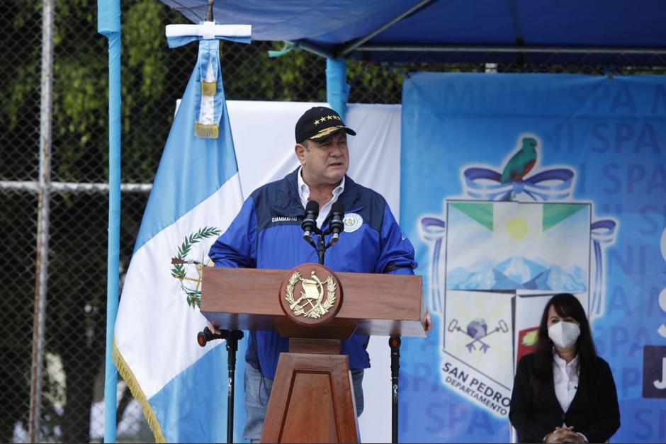 El presidente Alejandro Giammattei participó en la inauguración de un instituto tecnológico en San Pedro de Ayampuc. (Foto: Presidencia)