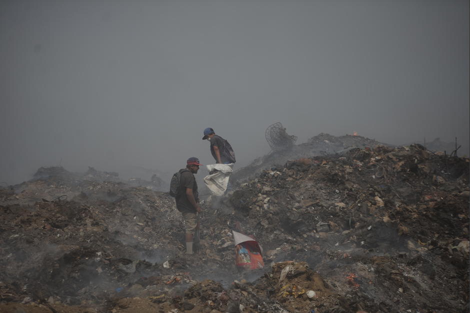 Más de 250 personas buscan entre la basura para llevar alimentos a sus hogares. (Foto: Wilder López/Soy502)
