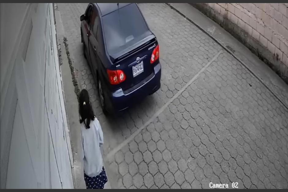 La niña camina atemorizada, mientras el hombre conduce el auto y la acosa. (Foto: captura de pantalla)&nbsp;
