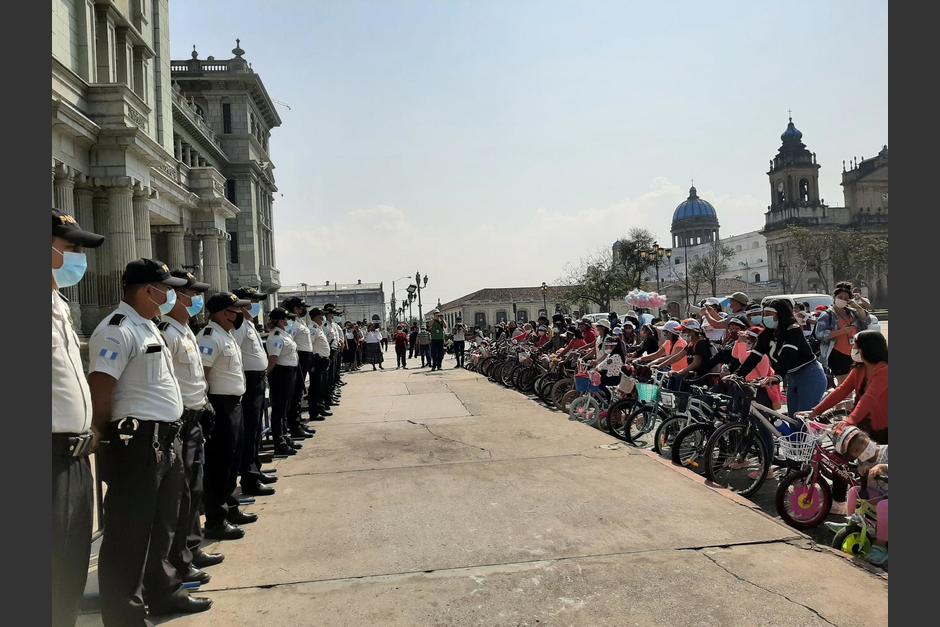 La protesta culminó frente al Palacio Nacional de la Cultura. (Foto:&nbsp;@fundebase/Twitter)