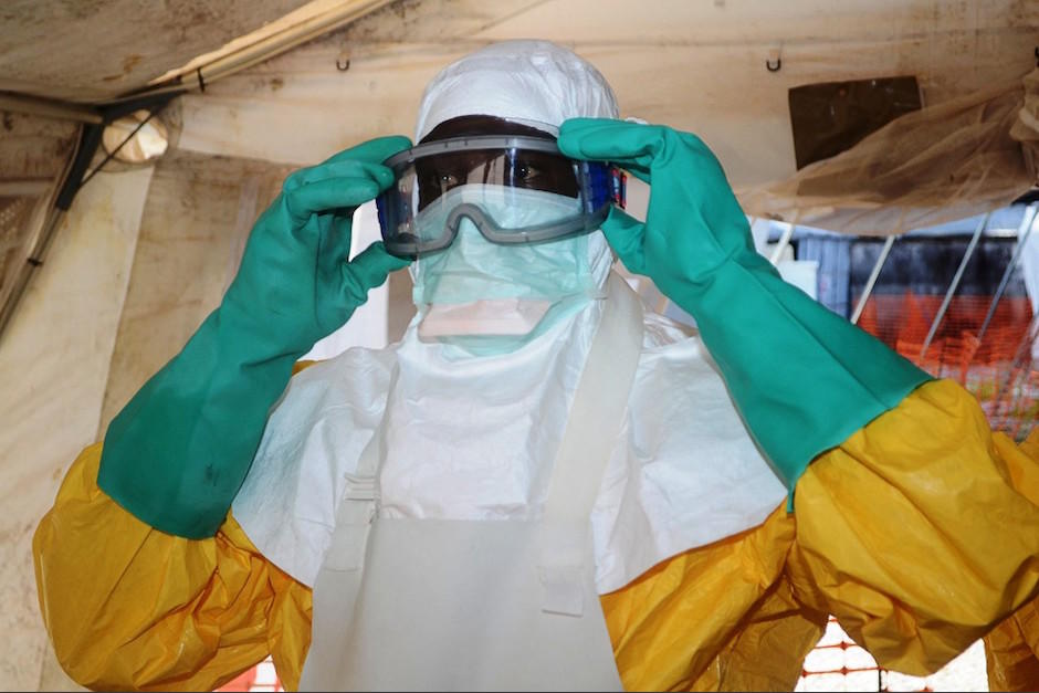 Una foto de archivo de 2014 muestra a un médico con su equipo de protección en Guinea. (Foto: AFP)