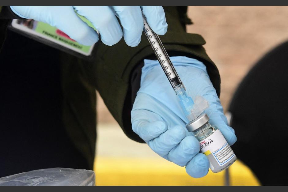 Las autoridades buscan que en los centros de vacunación se tenga todo un protocolo para el suministro de la vacuna. (Foto: AFP)&nbsp;