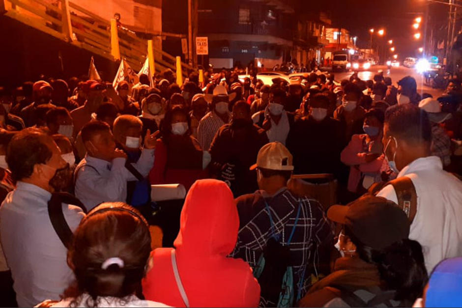 Cientos de manifestantes ya se encuentran concentrados a inmediaciones del Trébol y la ruta al Atlántico. (Foto: Codeca)