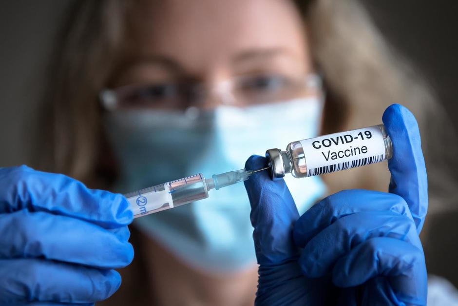 El Ministerio de Salud publicó una norma para eximir de responsabilidad a las farmacéuticas por reacciones adversas vinculadas a la vacuna de Covid-19. (Foto: Shutterstock)