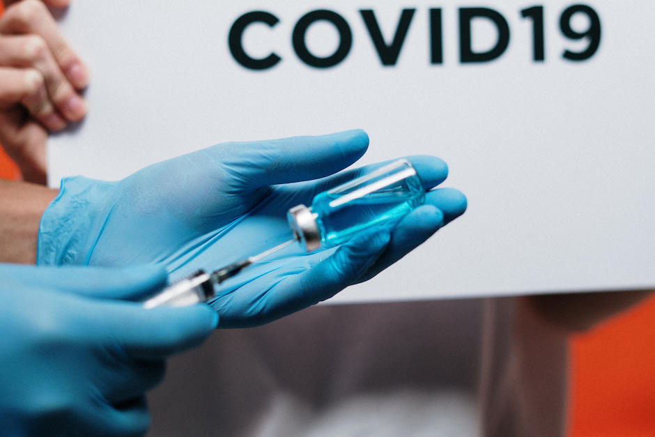 Expertos afirman que las personas vacunadas por Covid-19 pueden contagiar a otros y adquirir la enfermedad. (Foto: Pexels)
