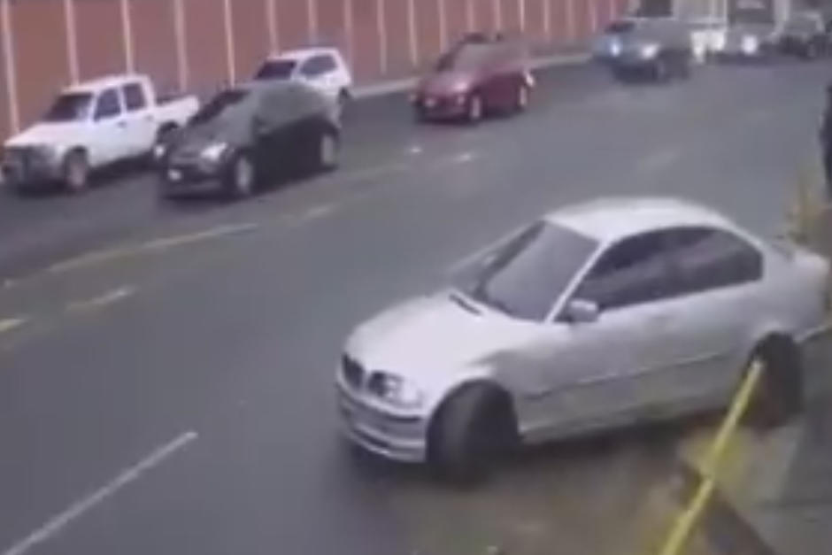 El conductor perdió el control de su vehículo en una curva y sufrió un accidente en carretera a El Salvador. (Foto: Captura de video)&nbsp;