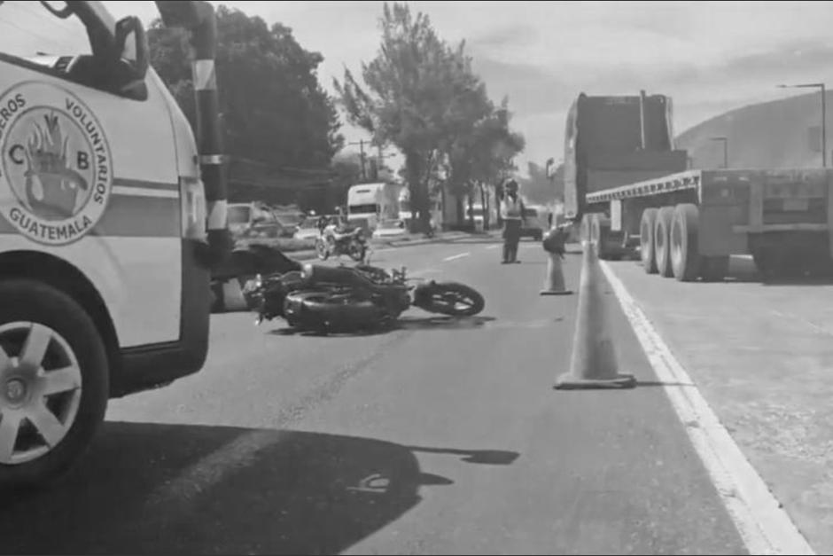 Un motorista falleció en el kilómetro 27 de la ruta al Pacífico. En un video difundido por la PMT de Amatitlán se observa el momento del accidente. (Foto: Bomberos Voluntarios)