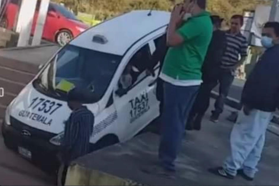 Un taxi quedó atorado en un graderío en un sector de la zona 18. La PNC arrestó al piloto quien conducía en estado de ebriedad. (Foto: Amilcar Montejo/PMT)&nbsp;