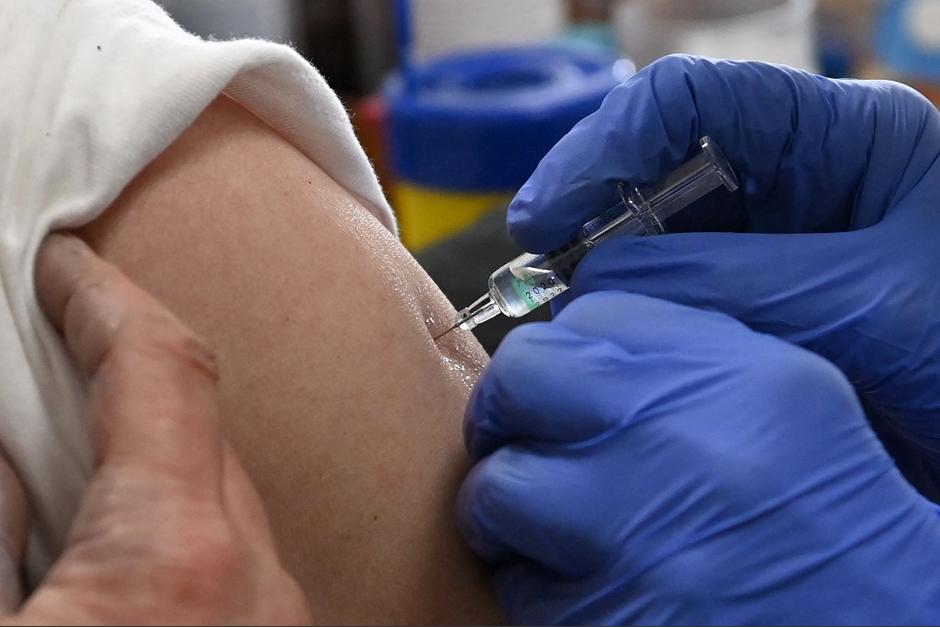 Los políticos deberán esperar su turno para recibir la vacuna contra el Covid-19. (Foto: AFP)
